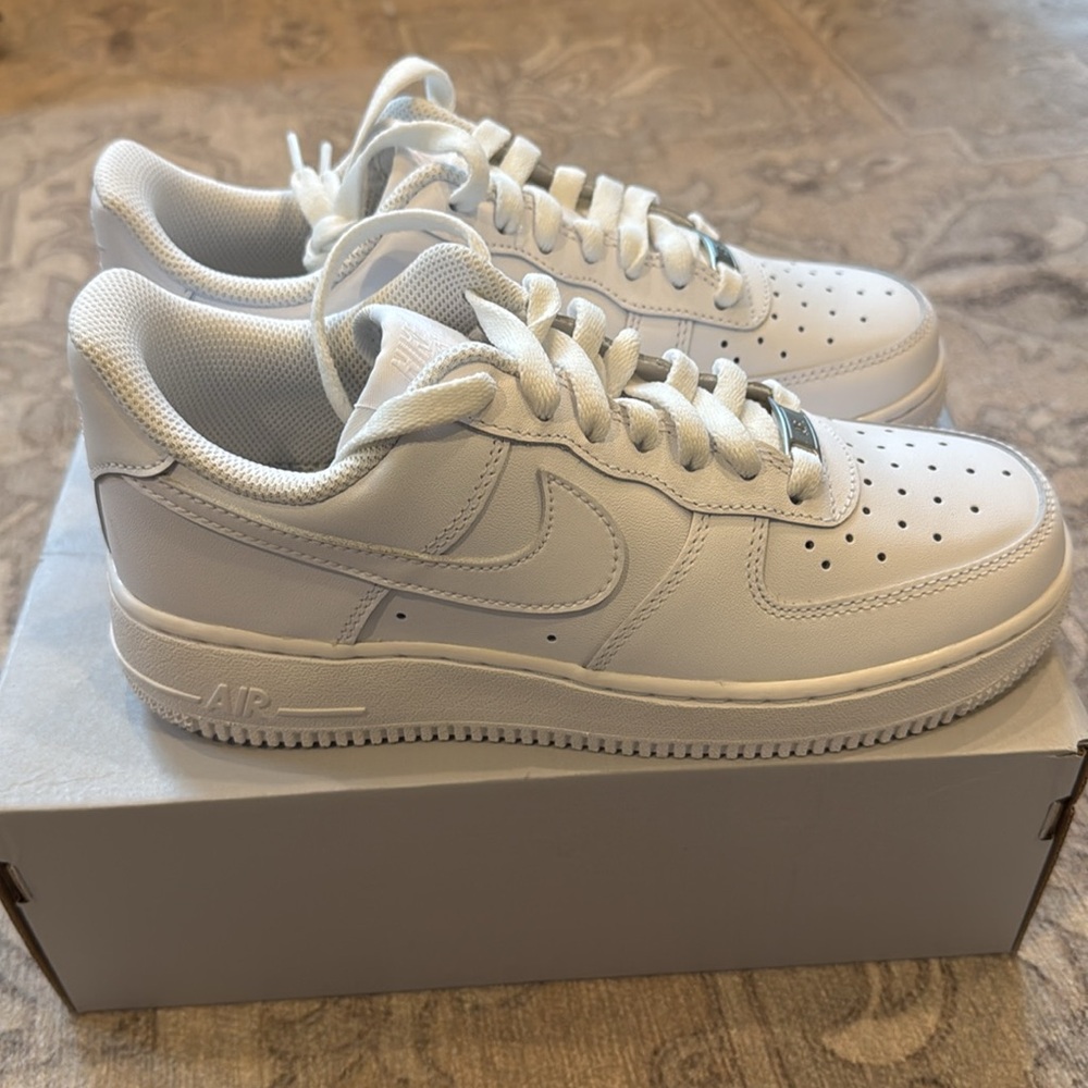 NiKE women’s Air Forced 1 ‘07 Sz 7.5 white